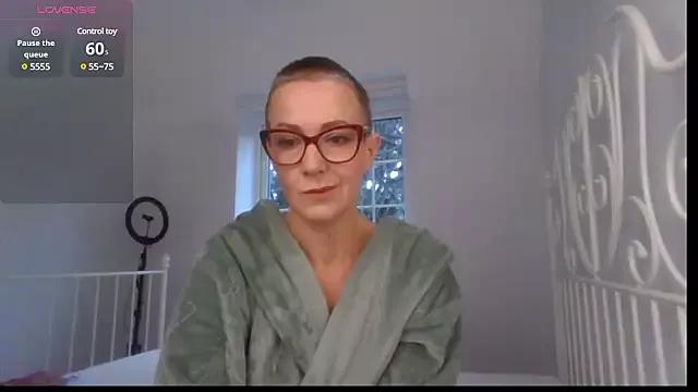 ELEGANT-ARIA36 on StripChat 