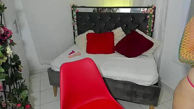 Sarah_bigass_Co — undress and spank my buttocks