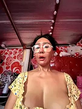 StripChat sweetieme is Freechat sweetieme — @fingerin drippin pussy in squat