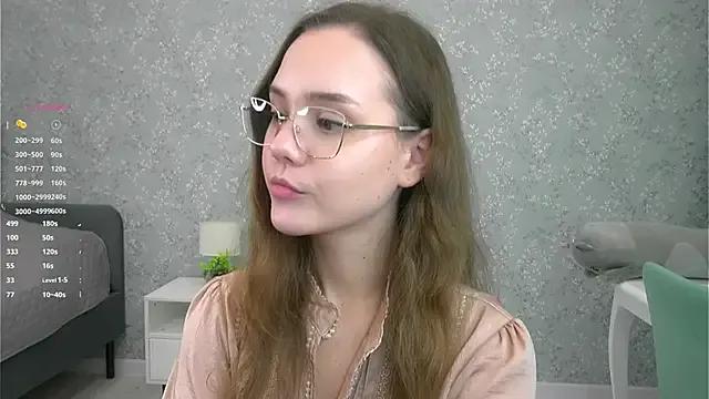 SweetSaraPie — show my wet cameltoe close to cam